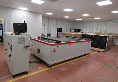 Interior do laboratório para módulos fotovoltaicos 