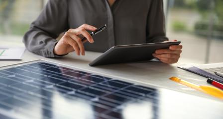 Mujer dimensionando en sistemas acumulados